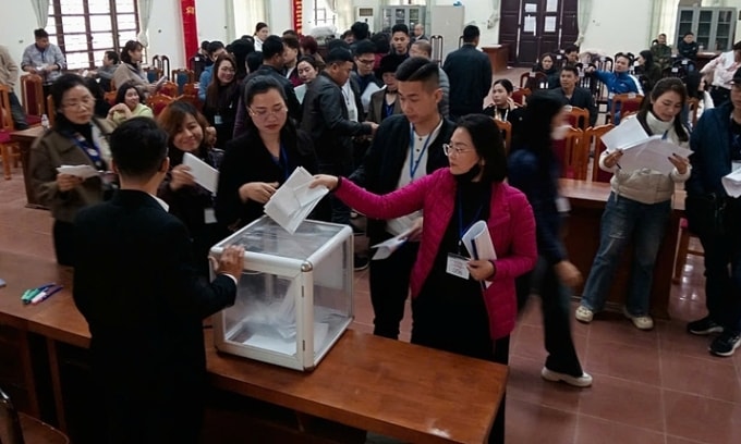 Khách hàng tham gia trả giá ở phiên đấu giá hôm 10/2 tại xã Kiều Phú. Ảnh: Truyền hình Kiều Phú