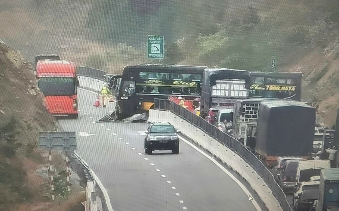 Xe khách tông vào dải phân cách khiến cao tốc Cam Lâm - Vĩnh Hảo ùn tắc kéo dài. Ảnh: Hoàng Sao