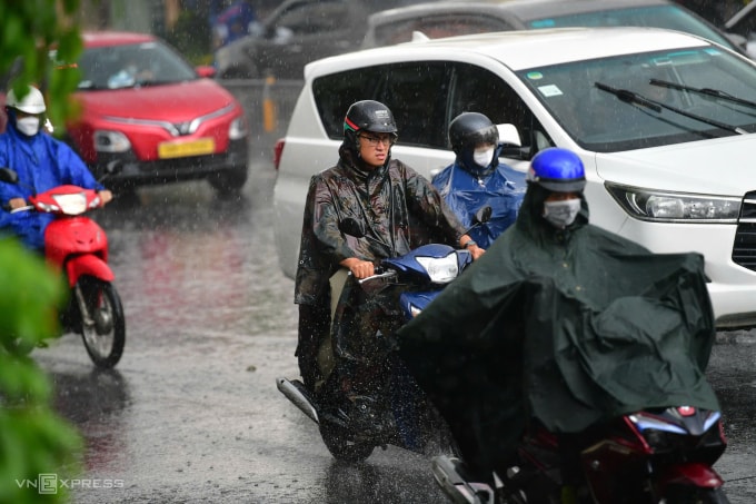 Cơn mưa nặng hạt kéo dài khoảng 10 phút ở khu vực phường Bến Thành (quận 1 cũ). Ảnh: Thanh Tùng