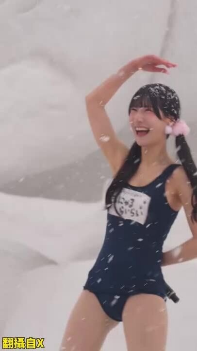 Ca sĩ Nhật mặc áo tắm hát dưới tuyết