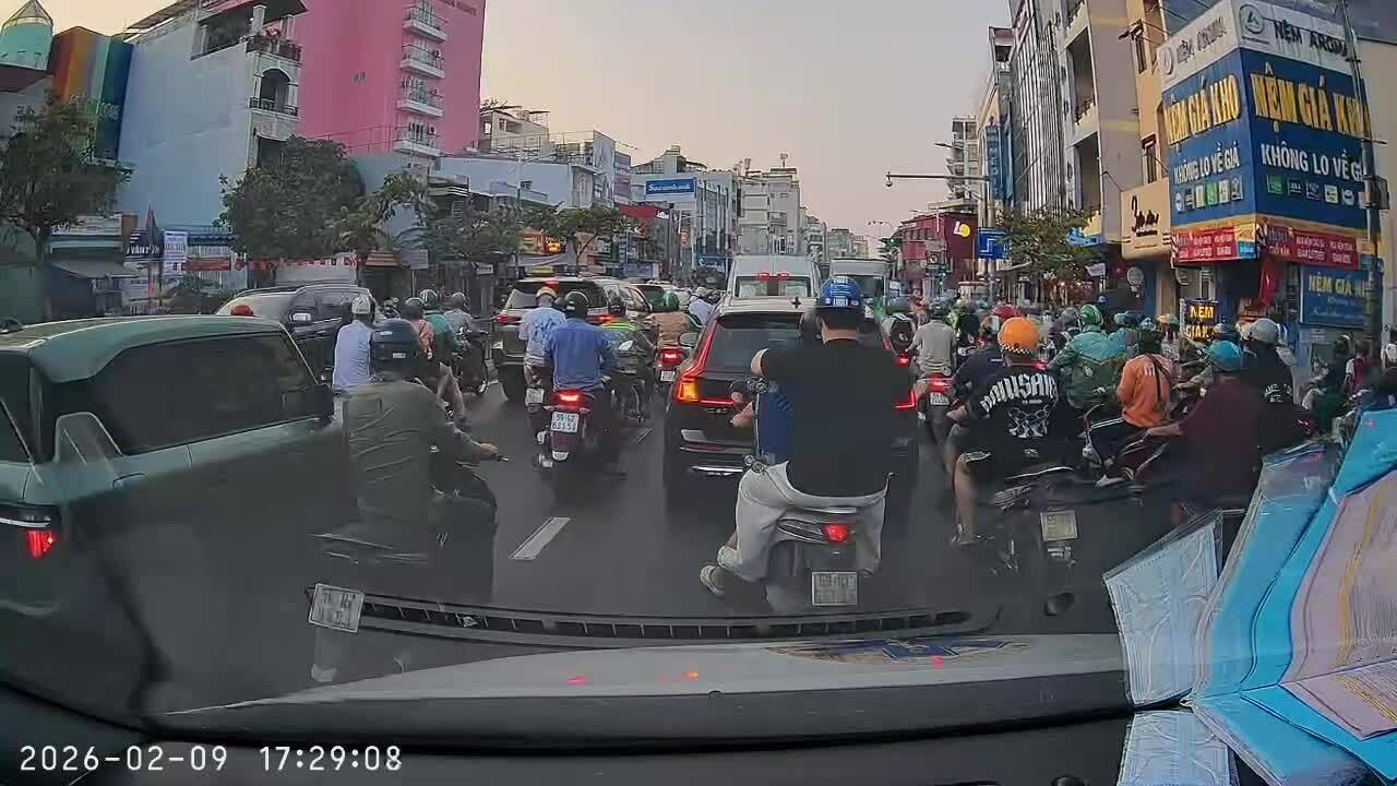 Xe cấp cứu di chuyển trên đường phố TP HCM