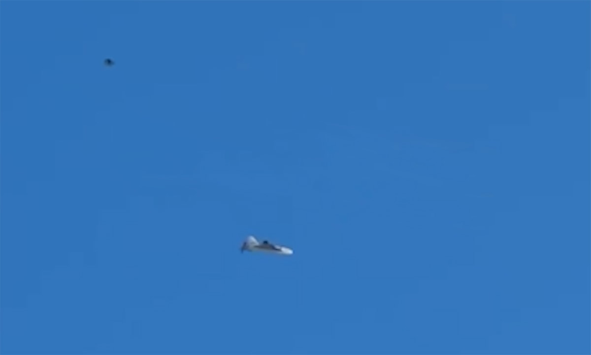 Khoảnh khắc UAV xốp nhựa Nga phóng drone con trên không