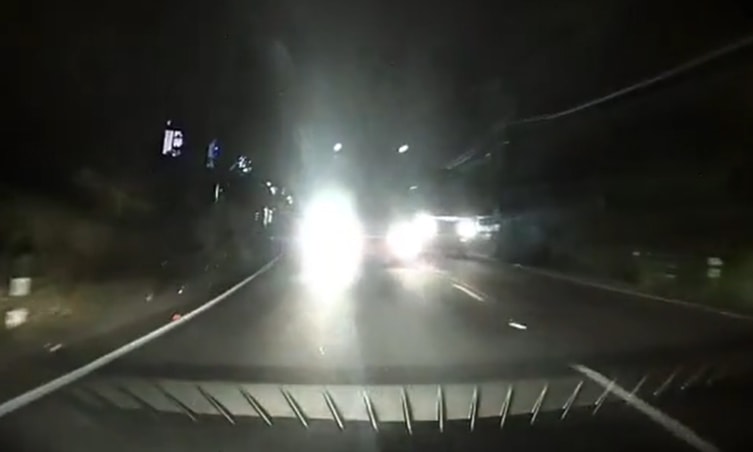 Nhiều tài xế Ấn Độ sợ lái xe ban đêm vì đèn pha làm chói mắt