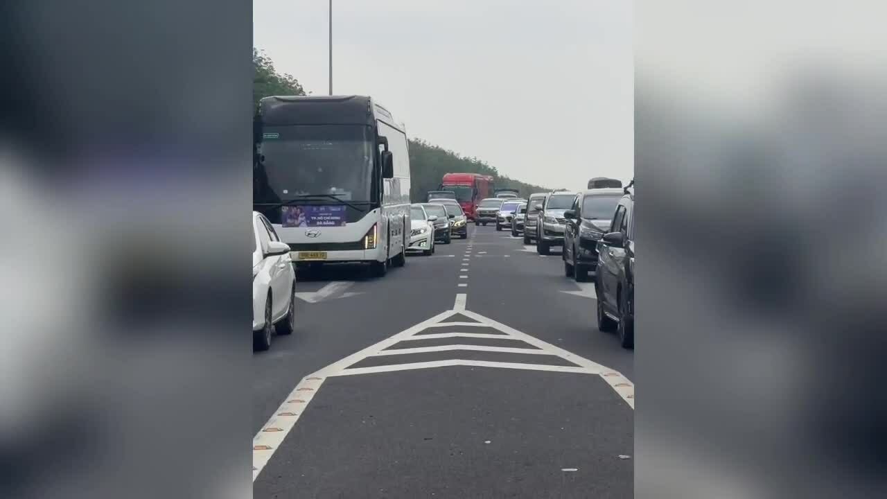 Người dân ùn ùn về quê, cao tốc TP HCM ra miền Trung kẹt cứng