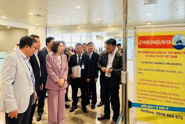 Tăng cường giám sát y tế cửa khẩu sẵn sàng ứng phó nguy cơ dịch bệnh dịp Tết- Ảnh 1.