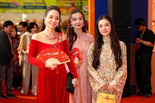 NSND Thu Hà và dàn sao Việt nô nức đi xem phim Tết của Xuân Hinh- Ảnh 7. NSND Thu Hà và dàn sao Việt nô nức đi xem phim Tết của Xuân Hinh- Ảnh 7.