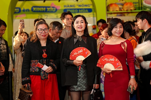NSND Thu Hà và dàn sao Việt nô nức đi xem phim Tết của Xuân Hinh- Ảnh 1. NSND Thu Hà và dàn sao Việt nô nức đi xem phim Tết của Xuân Hinh- Ảnh 1.