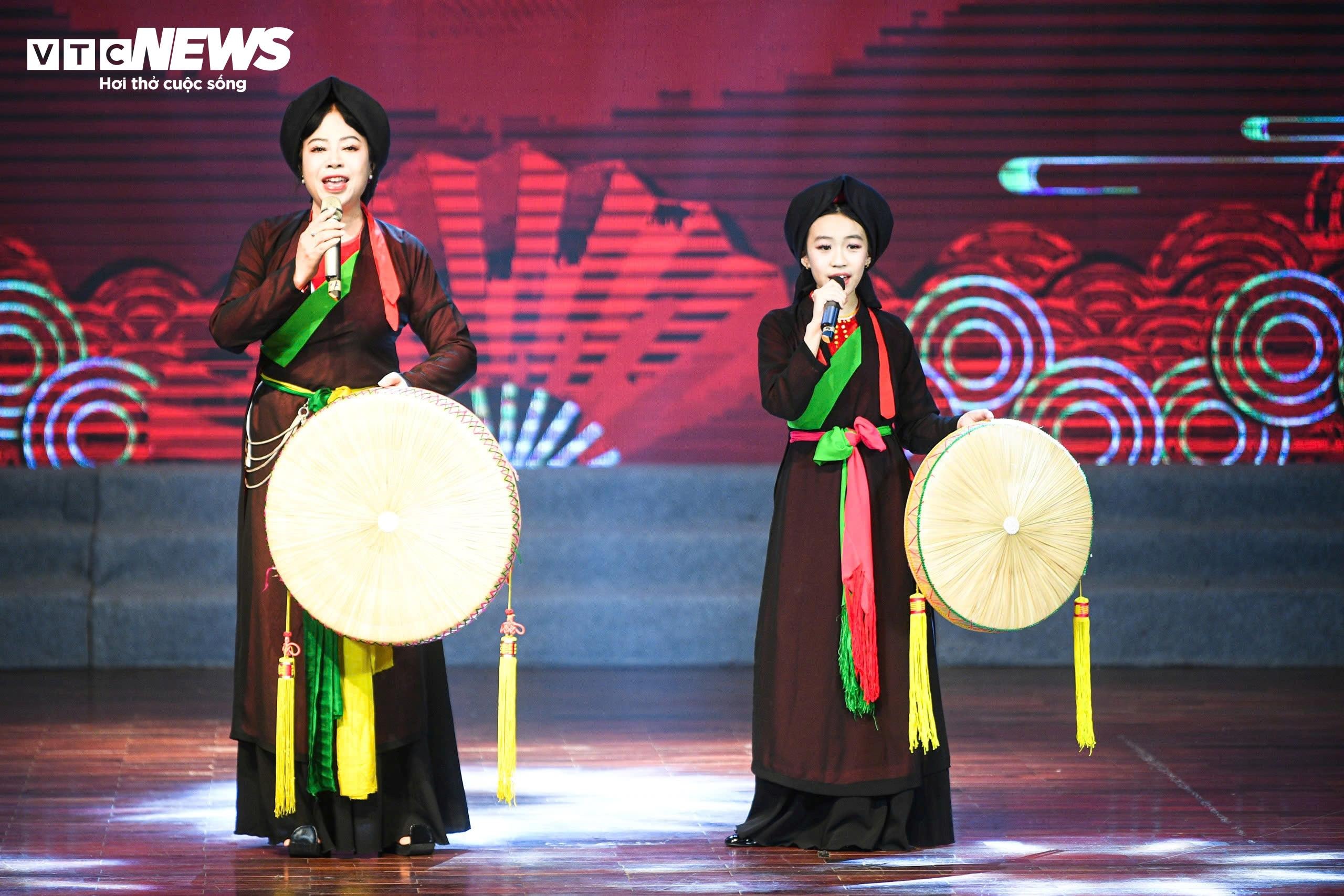 Tiết mục “Ai xuôi về”. Dân ca Quan họ Bắc Ninh, do NSND Thúy Hường và cháu Diệu An (Cộng hòa Séc) biểu diễn.