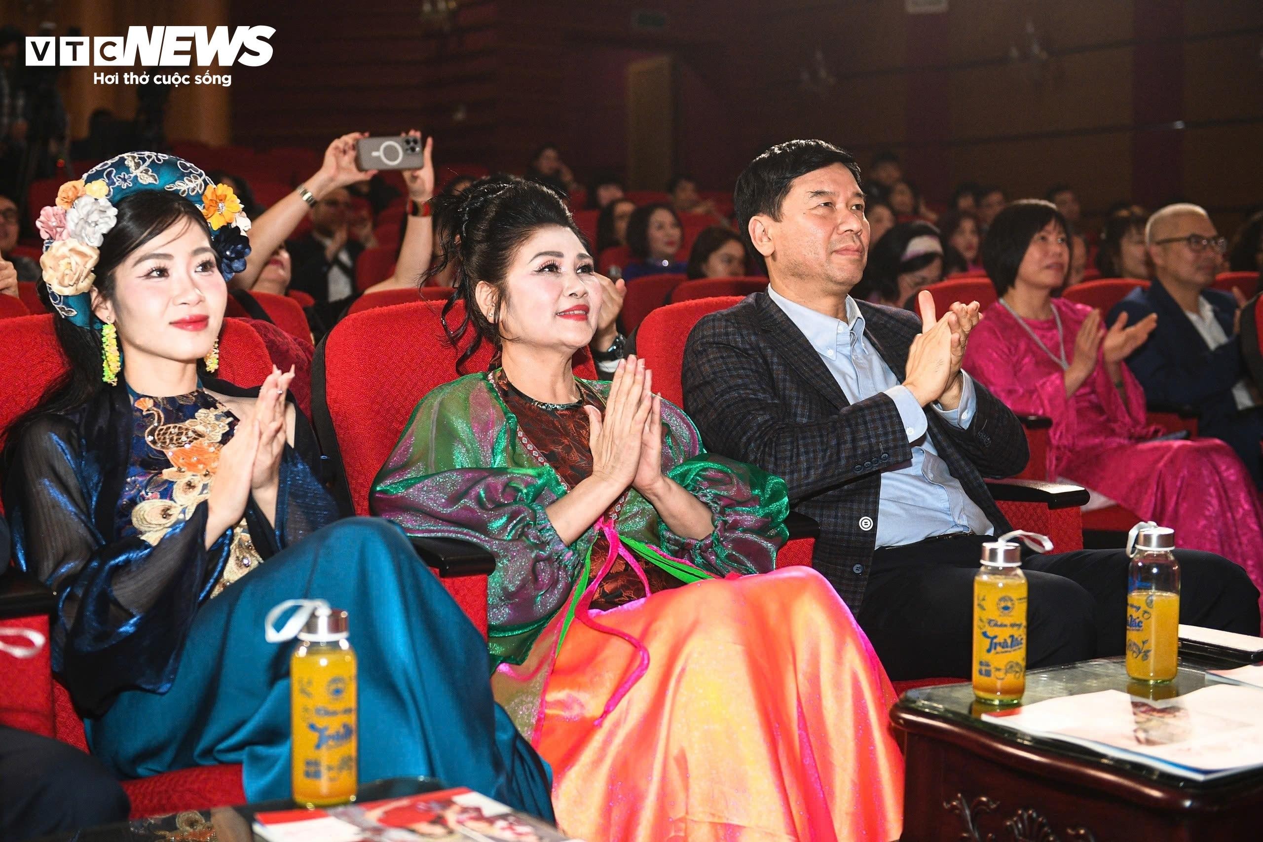 Phó Tổng giám đốc VOV Ngô Minh Hiển và các đại biểu dự chương trình.