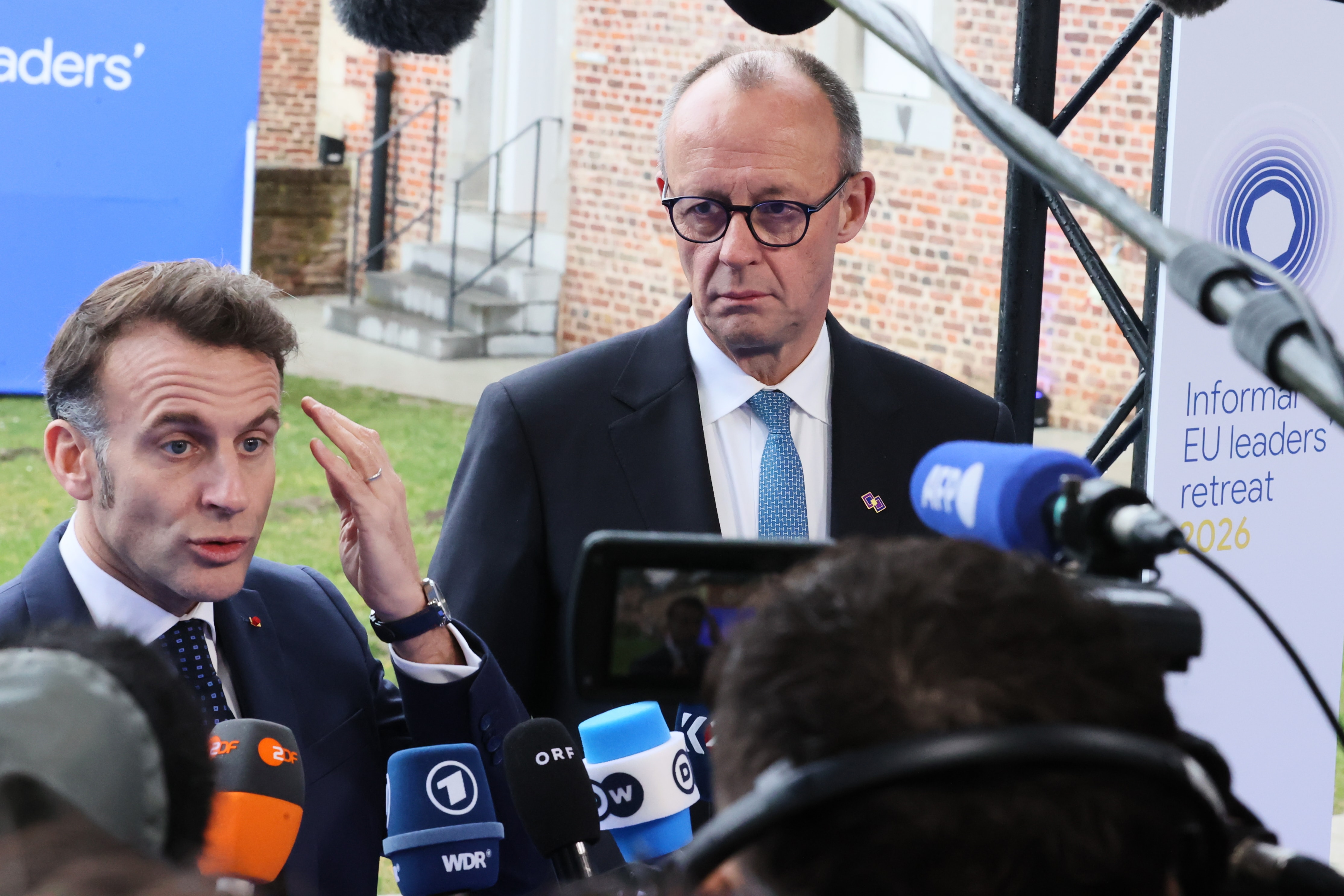 Tổng thống Pháp Emmanuel Macron (trái) và Thủ tướng Đức Friedrich Merz trao đổi với báo giới khi đến dự hội nghị thượng đỉnh EU tại lâu đài Alden Biesen ở Bilzen-Hoeselt, Bỉ, ngày 12/2/2026. (Ảnh: AP/Francois Walschaerts)