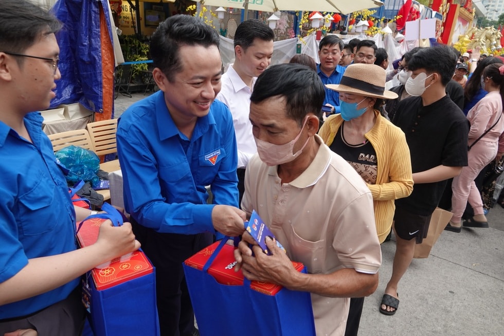 Nghẹn ngào chuyến xe về quê ăn Tết của nữ lao động nghèo mong ngày đoàn tụ - 11 Nghẹn ngào chuyến xe về quê ăn Tết của nữ lao động nghèo mong ngày đoàn tụ - 11