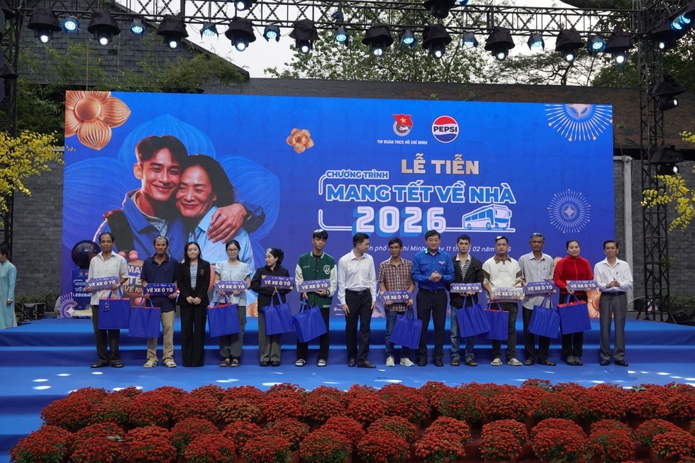 Nghẹn ngào chuyến xe về quê ăn Tết của nữ lao động nghèo mong ngày đoàn tụ - 12 Nghẹn ngào chuyến xe về quê ăn Tết của nữ lao động nghèo mong ngày đoàn tụ - 12