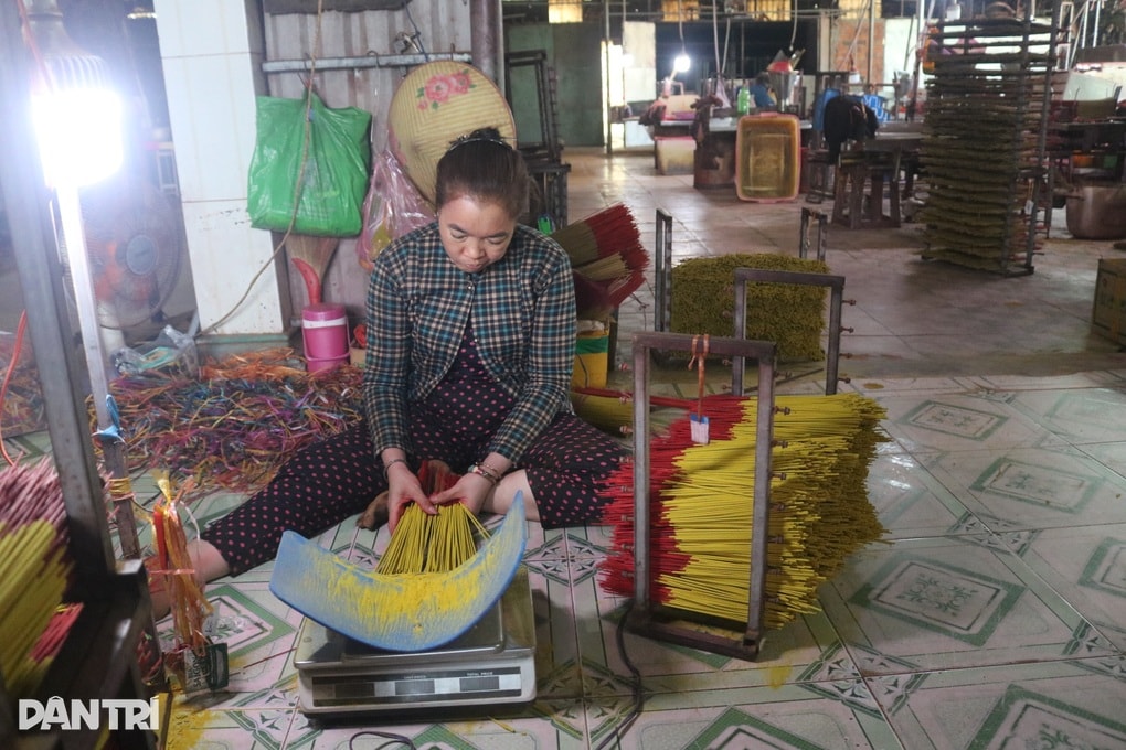 Thua lỗ, chủ xưởng tại làng nhang trăm tuổi cho công nhân nghỉ Tết sớm - 2