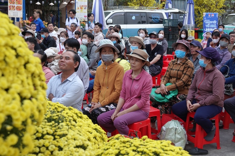 Nghẹn ngào chuyến xe về quê ăn Tết của nữ lao động nghèo mong ngày đoàn tụ - 7 Nghẹn ngào chuyến xe về quê ăn Tết của nữ lao động nghèo mong ngày đoàn tụ - 7