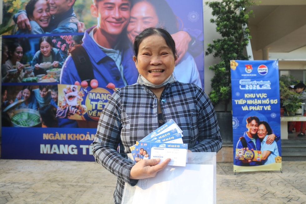 Nghẹn ngào chuyến xe về quê ăn Tết của nữ lao động nghèo mong ngày đoàn tụ - 1 Nghẹn ngào chuyến xe về quê ăn Tết của nữ lao động nghèo mong ngày đoàn tụ - 1