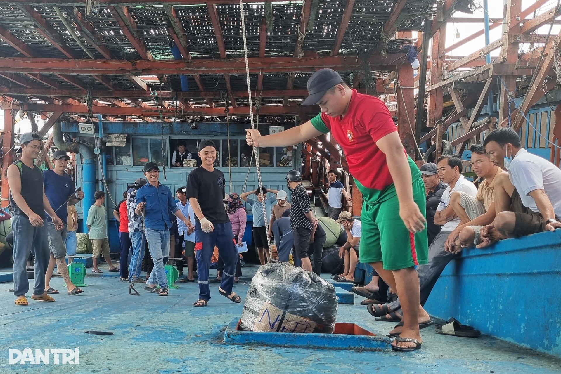 Cận cảnh “tàu sân bay” từ Trường Sa về đất liền đón Tết - 3