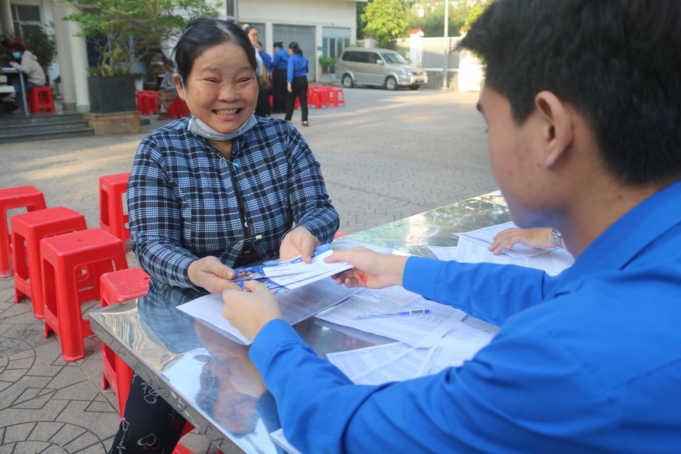 Nghẹn ngào chuyến xe về quê ăn Tết của nữ lao động nghèo mong ngày đoàn tụ - 2 Nghẹn ngào chuyến xe về quê ăn Tết của nữ lao động nghèo mong ngày đoàn tụ - 2