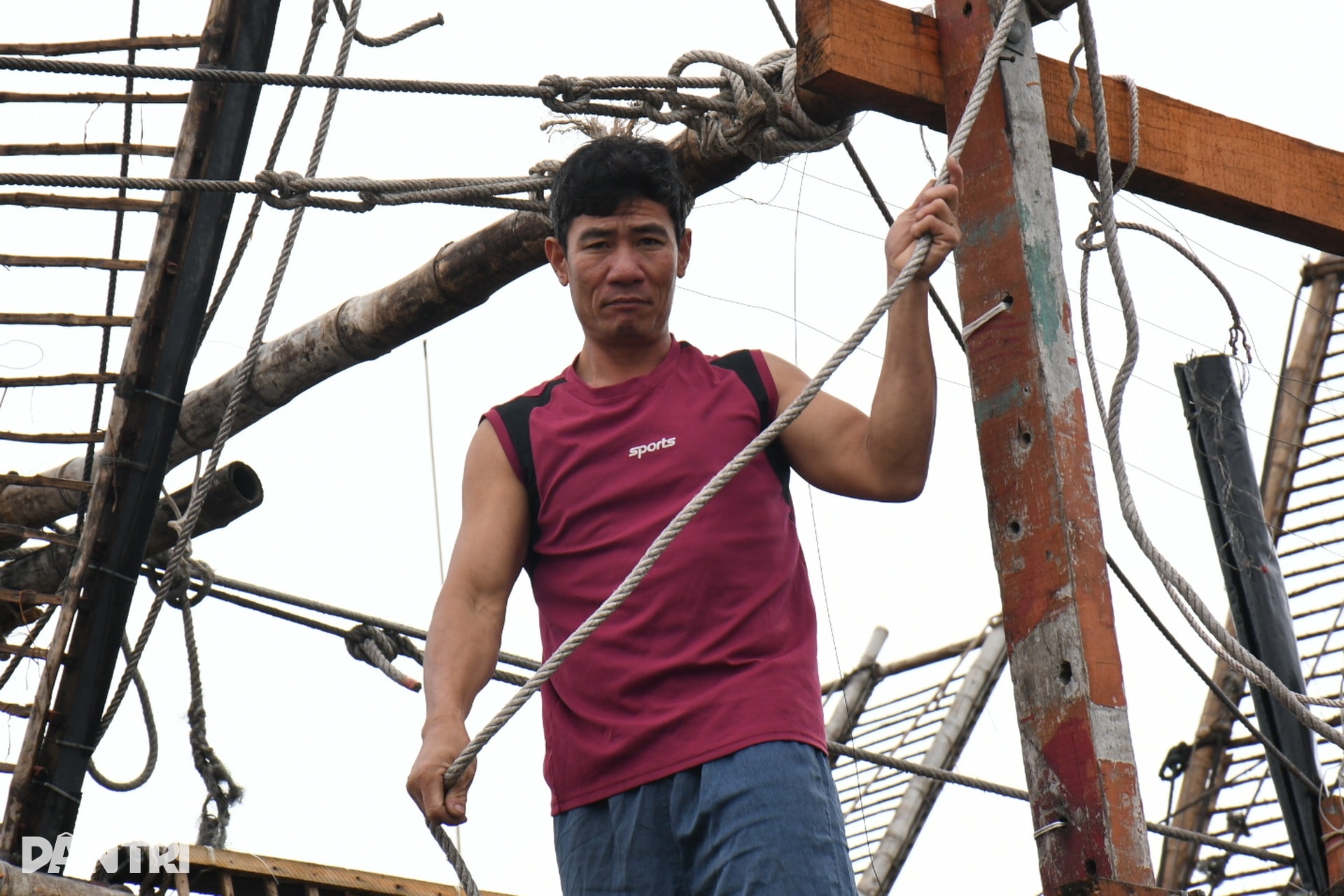 Cận cảnh “tàu sân bay” từ Trường Sa về đất liền đón Tết - 4