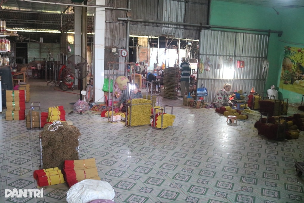 Thua lỗ, chủ xưởng tại làng nhang trăm tuổi cho công nhân nghỉ Tết sớm - 1
