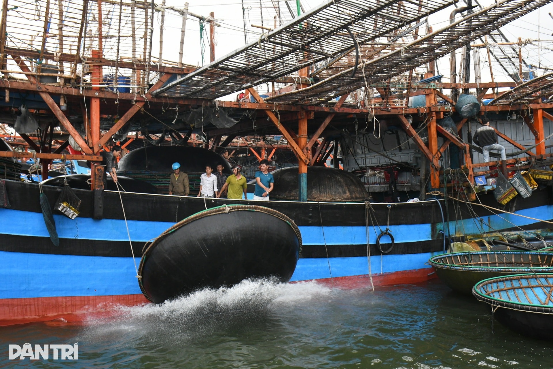 Cận cảnh “tàu sân bay” từ Trường Sa về đất liền đón Tết - 7