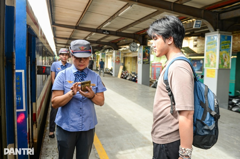 Sợ tắc đường ngày Tết, khách chi 631.000 đồng đi tàu từ Hà Nội về Thanh Hóa - 3 Sợ tắc đường ngày Tết, khách chi 631.000 đồng đi tàu từ Hà Nội về Thanh Hóa - 3