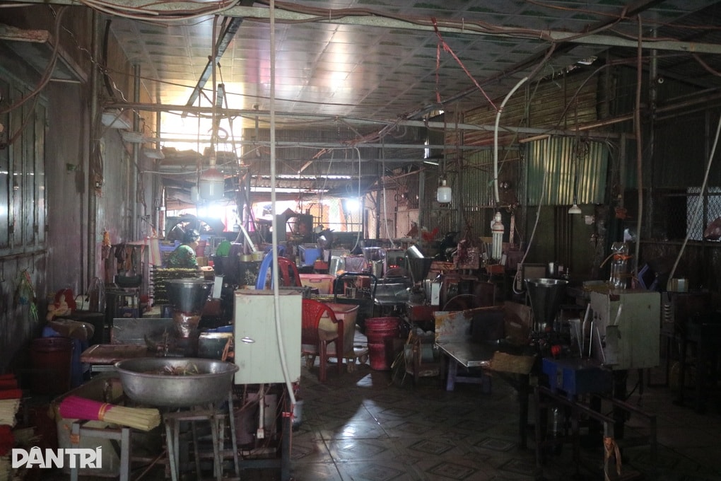 Thua lỗ, chủ xưởng tại làng nhang trăm tuổi cho công nhân nghỉ Tết sớm - 5