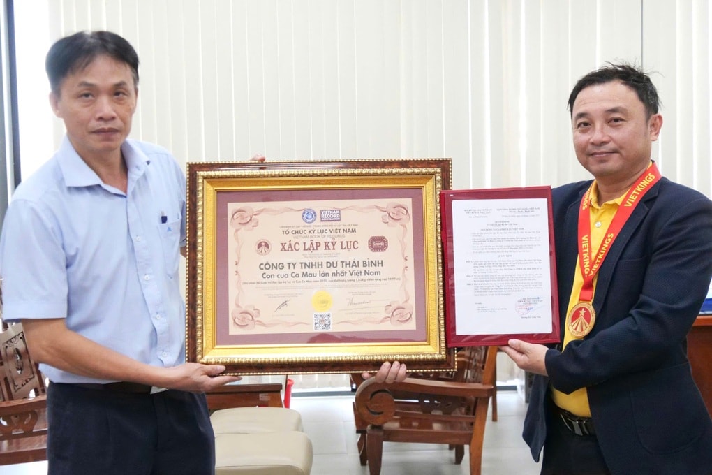 Trao xác lập kỷ lục Con cua Cà Mau lớn nhất Việt Nam - 1 Trao xác lập kỷ lục Con cua Cà Mau lớn nhất Việt Nam - 1