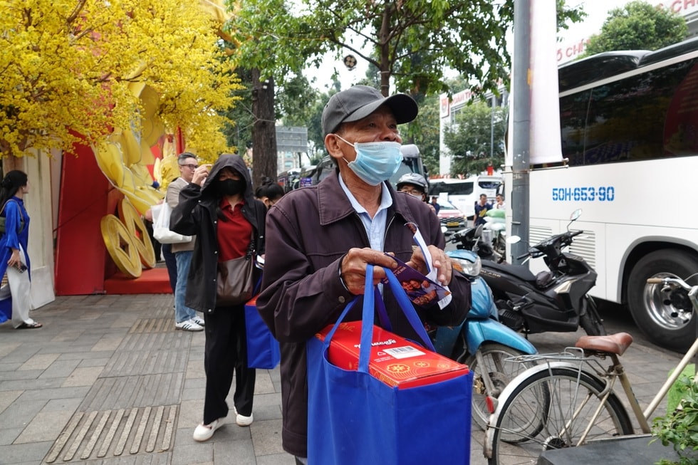Nghẹn ngào chuyến xe về quê ăn Tết của nữ lao động nghèo mong ngày đoàn tụ - 14 Nghẹn ngào chuyến xe về quê ăn Tết của nữ lao động nghèo mong ngày đoàn tụ - 14