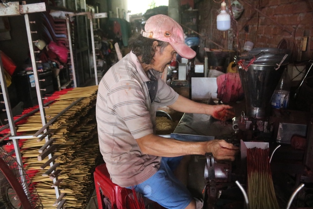 Thua lỗ, chủ xưởng tại làng nhang trăm tuổi cho công nhân nghỉ Tết sớm - 3