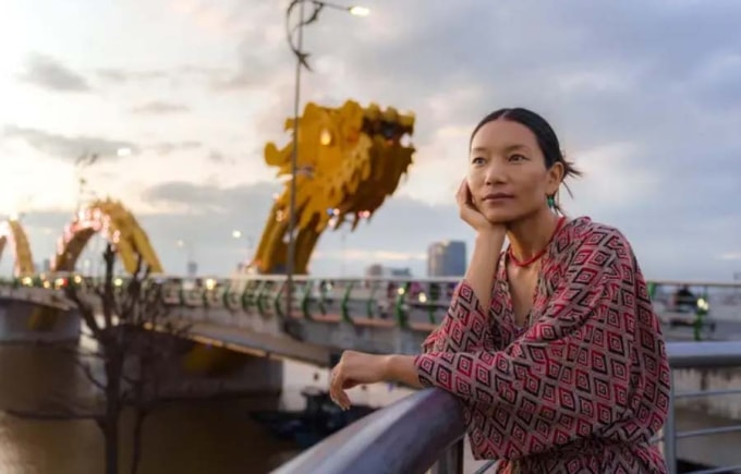 Tsering Yangzom chụp ảnh bên cầu Rồng, Đà Nẵng. Ảnh: BI