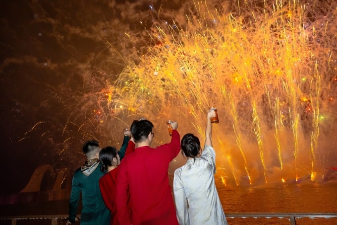 Du khách theo dõi màn trình diễn Nụ hôn của biển từ Cầu Hôn. Ảnh: Sun Group