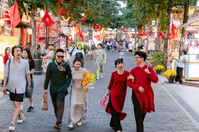 Nhiều bạn trẻ diện áo dài mừng Tết sớm tại Nam đảo Phú Quốc. Ảnh: Sun Group