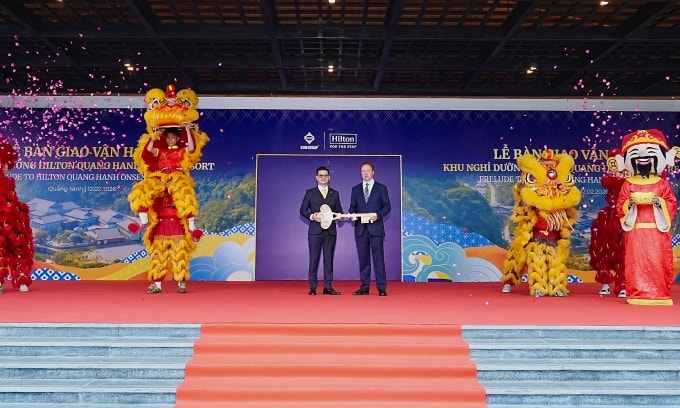 Đại diện Sun Group (bên trái) và Hilton (bên phải) trong nghi thức chuyển giao. Ảnh: Sun Group