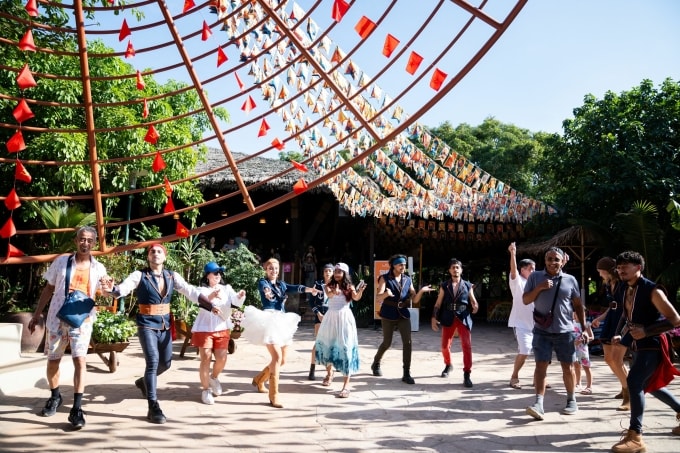 Du khách nhảy theo vũ điệu của các vũ công nước ngoài. Ảnh: Sun Group