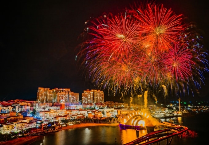 Màn bắn pháo hoa tầm cao tại Thị trấn Hoàng Hôn vào dịp lễ 2/9 năm ngoái. Ảnh: Sun Group