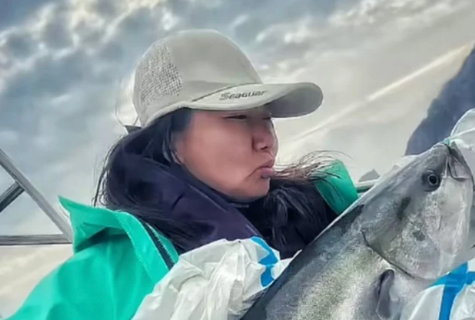 Yue Li tận hưởng niềm vui bắt cá ở đảo Dongzhai, Trung Quốc. Ảnh: SCMP