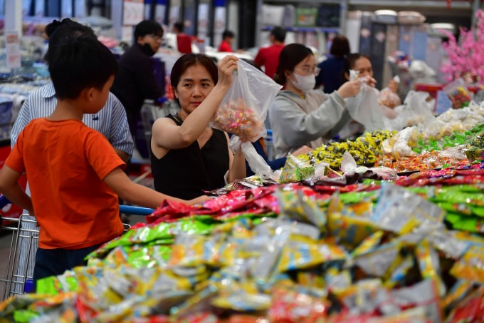 Các mặt hàng bánh kẹo đồng giá 5.000 đồng cũng được ưa chuộng tại siêu thị. Ảnh: Thanh Tùng