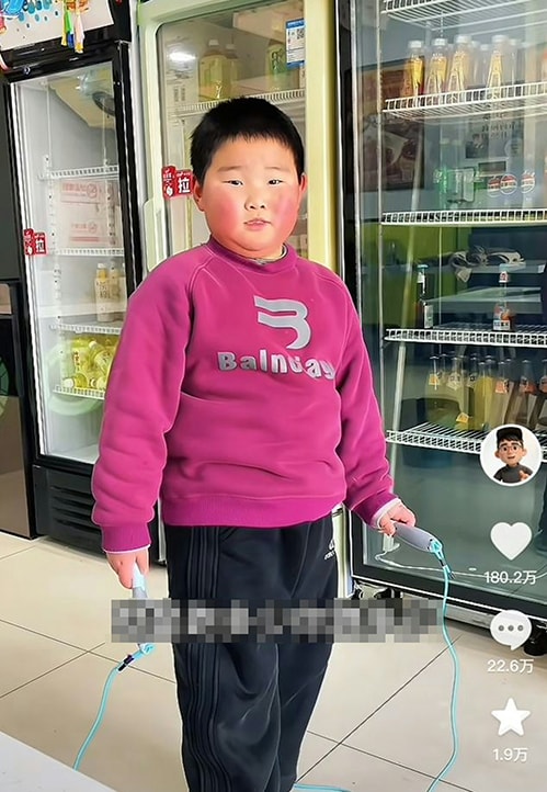 Tangdou nhảy dây giảm cân. Ảnh: Jimu News