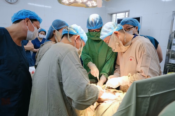 Các bác sĩ phẫu thuật lấy thai cho bệnh nhân. Ảnh: Bệnh viện cung cấp