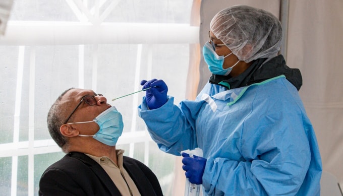 Ứng cử viên thống đốc của đảng Dân chủ, ông Woody Myers, xét nghiệm Covid-19 tại thành phố Indianapolis, bang Indiana, ngày 23/4/2020. Ảnh: AP