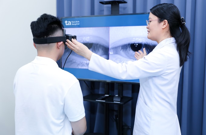 Người bệnh đang được đo chức năng tiền đình bằng hệ thống Interacoustics công nghệ ảnh động nhãn đồ (VNG) ứng dụng AI. Ảnh: Bệnh viện Đa khoa Tâm Anh