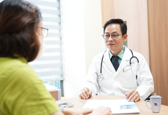 Bác sĩ Thành tư vấn cho bệnh nhân. Ảnh minh họa: Bệnh viện Đa khoa Tâm Anh