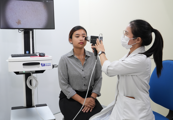 Bác sĩ khoa Da liễu đang thăm khám cho một phụ nữ. Ảnh: Bệnh viện Đa khoa Tâm Anh Hà Nội