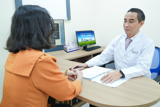 Bác sĩ Huân tư vấn cho bệnh nhân. Ảnh: Bệnh viện Đa khoa Tâm Anh