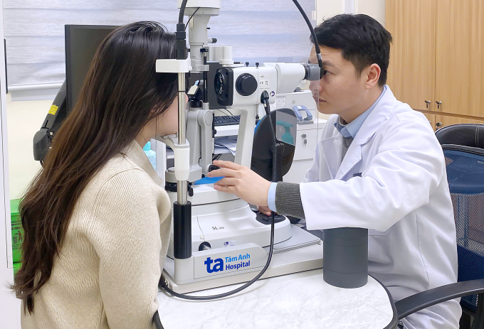 Bác sĩ Thạnh khám mắt cho chị Loan tổn thương sau nối mi. Ảnh: Bệnh viện Đa khoa Tâm Anh