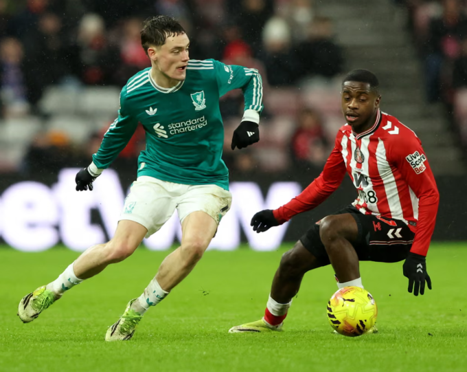 Florian Wirtz (trái) đi bóng trước sự truy cản của Noah Sadiki. Ảnh: Reuters