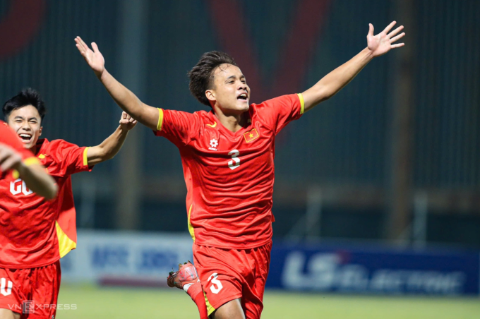 Trung vệ Việt Nam Nguyễn Mạnh Cường mừng bàn mở tỷ số ở phút thứ 4 trong trận thắng Malaysia 4-0 ở lượt cuối bảng C vòng loại U17 châu Á 2026, trên sân PVF ở Hưng Yên ngày 30/11/2025. Ảnh: Như Huynh