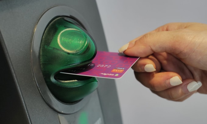 Ảnh minh họa việc rút tiền. Ảnh: Ngọc Thành