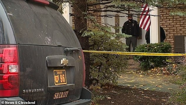 Morgan Fox đang chui vào xe đậu bên ngoài nhà thì bị bắn chết. Ảnh: News5 Cleveland