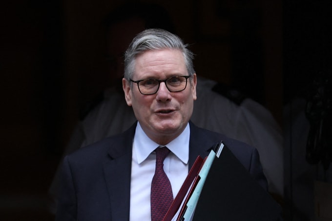 Thủ tướng Anh Keir Starmer rời văn phòng tại London ngày 4/2. Ảnh: AFP